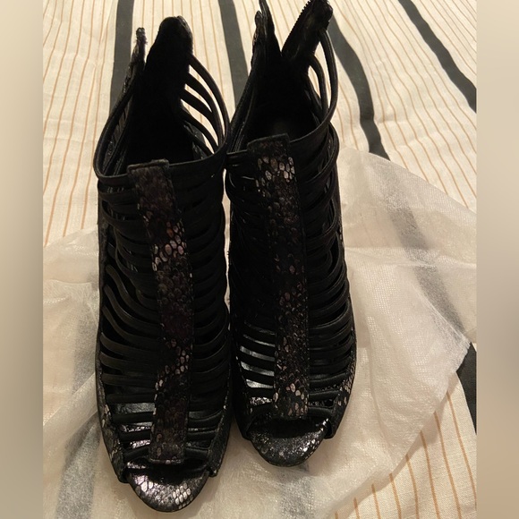 Open toe heeled sandals - Picture 5 of 9